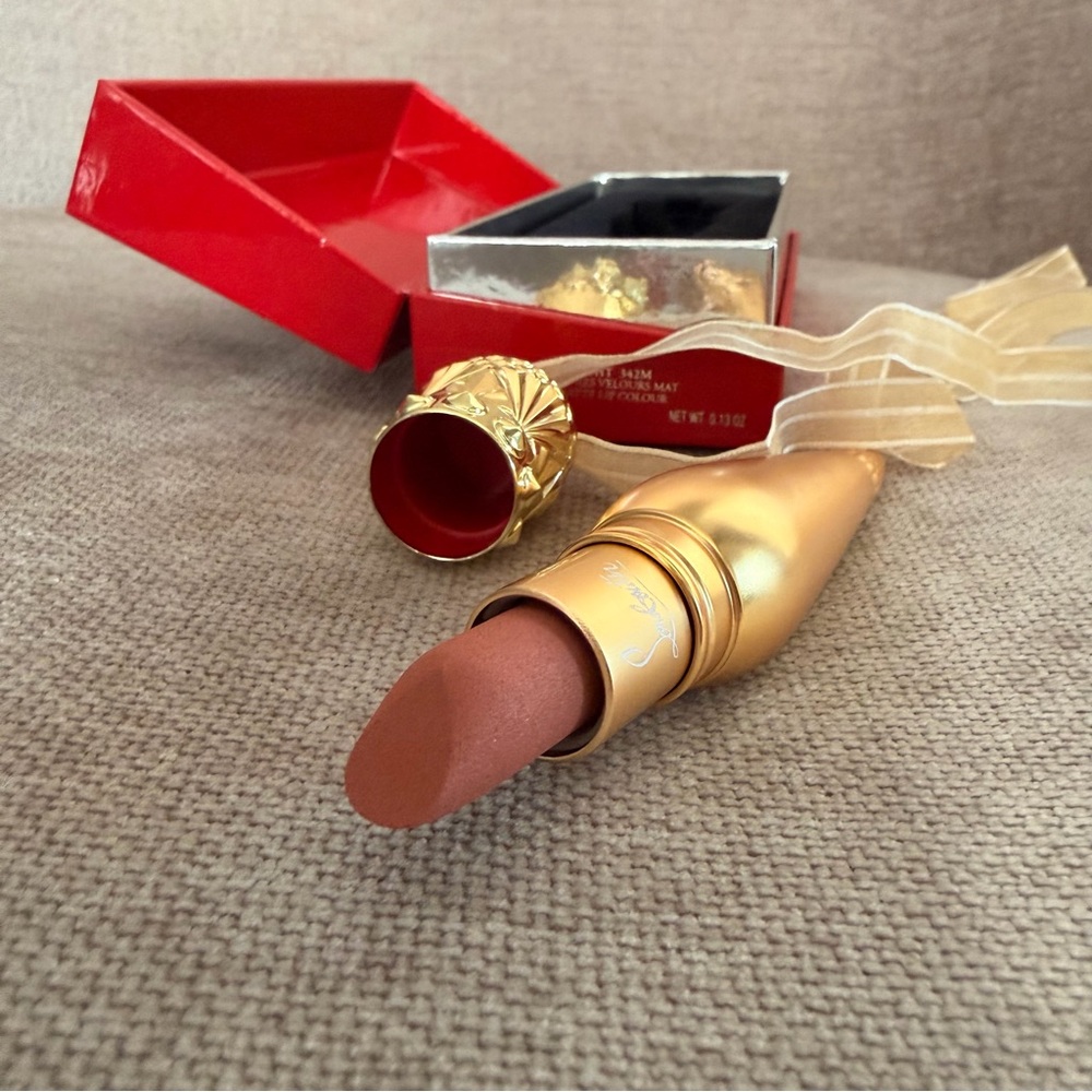 Christian Louboutin Matte Lipstick Pendant with Ribbon - Shade Milky Light 342M - Picture 3 of 16